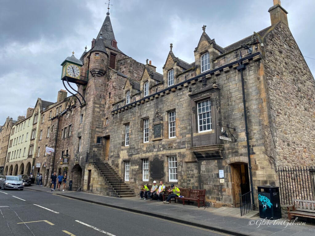 A beautiful historic building on a street in Edinburgh, Scotland, one of the safest European cities for solo female travelers.